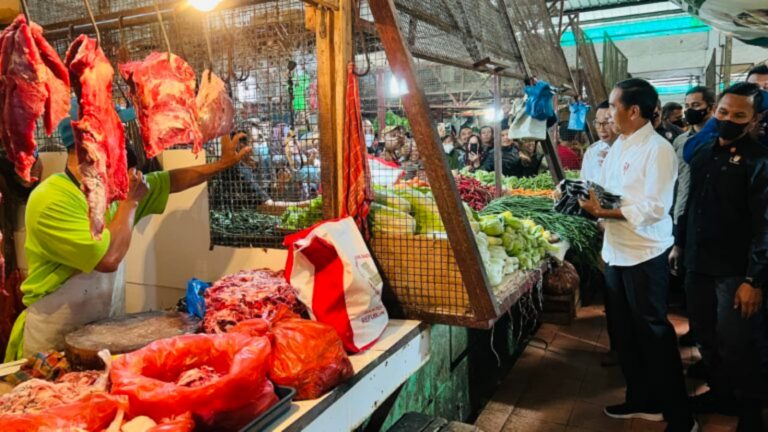 Jelang Nataru, Jokowi Cek Harga Bahan Pokok di Pasar Cigombong