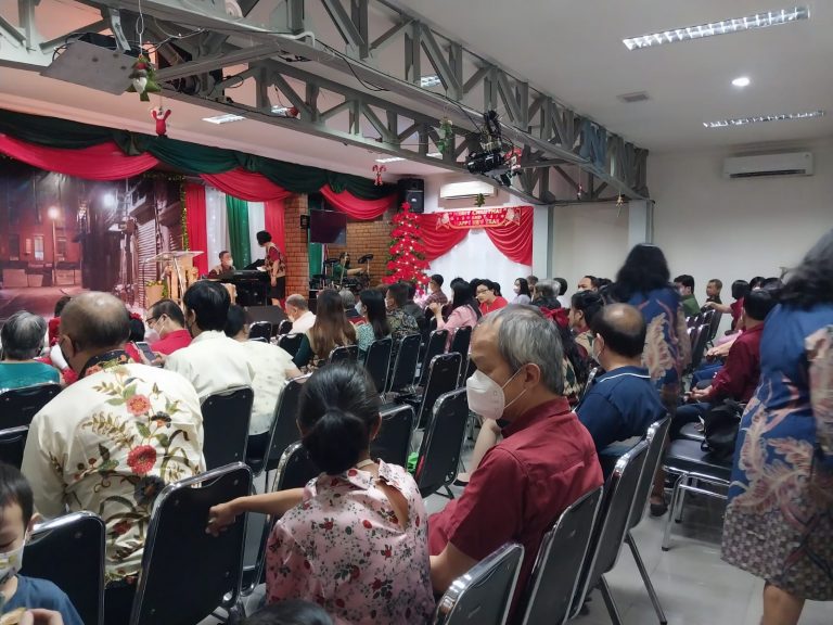 Pantau Perayaan Natal di Kecamatan Bogor Tengah, Babinsa Beri Rasa Aman