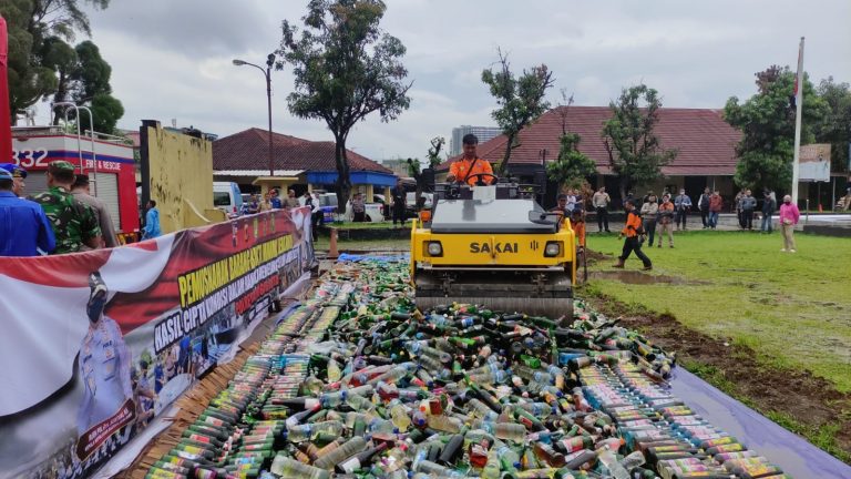 Polresta Bogor Kota Musnahkan 22 Ribu Botol Miras