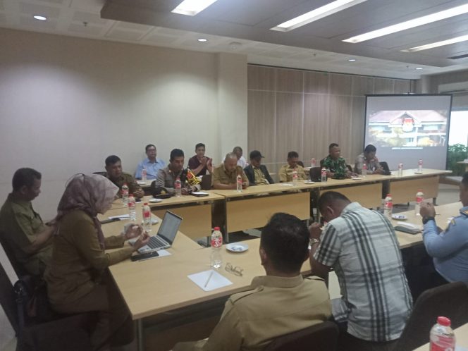 Babinsa Kelurahan Barandangsiang, Sertu Asmadi melakukan monitoring kegiatan rapat koordinasi dan konsolidasi KPU Kota Bogor. (Istimewa/Bogordaily.net)