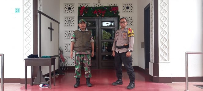 
 Koptu Agus Supriyadhi memantau Perayaan Ibadah Natal di Kelurahan Sukasari, pada Senin 26 Desember 2022. (Istimewa/Bogordaily.net)