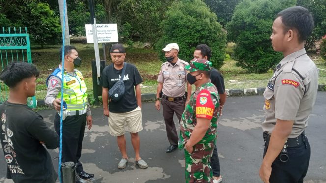 
 Serda Dedi Jumaedi tengah Menghadiri Mediasi Kesalah Pahaman Antar Warga di Kelurahan Ciwaringin, pada Selasa 27 Desember 2022.(Istimewa/Bogordaily.net)