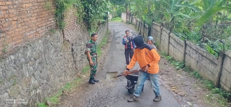 Perbaikan Akses Jalan di Kelurahan Sindangsari Dikawal Serda Arimawan