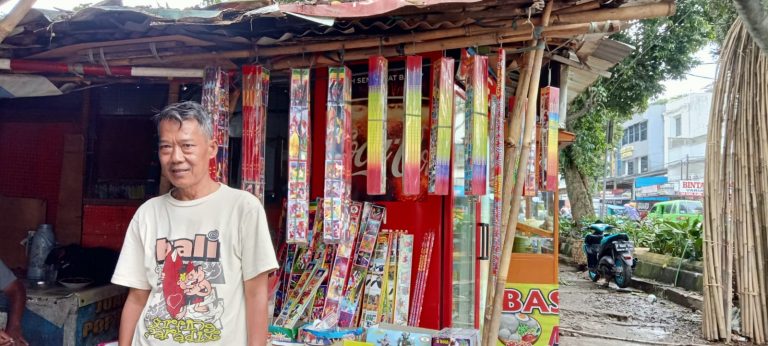 Berkah Malam Tahun Baru Bagi Penjual Kembang Api di Pasar Gembrong
