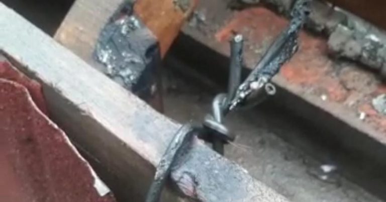 Kabel Terbakar di Atap Rumah Warga, Petugas Damkar Gercep!