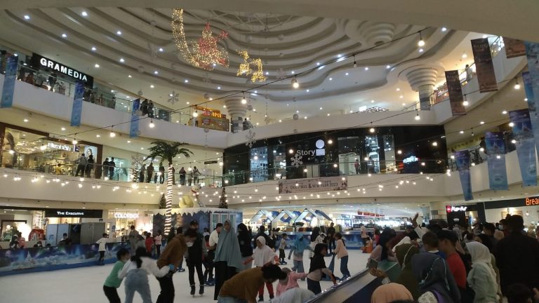 Jelang Pergantian Tahun, Cibinong City Mall Ramai Pengunjung