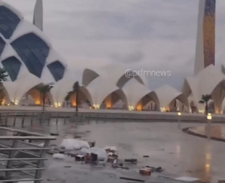 VIRAL! Video Tumpukan Sampah Berserakan di Halaman Masjid Al Jabbar Bandung Usai Diresmikan