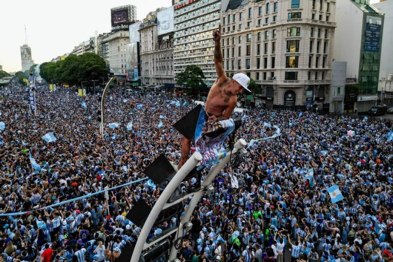 Argentina Pesta Pora, Warga Menyemut di Jalanan Ibu Kota