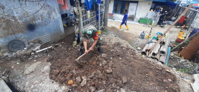 
 Babinsa Kelurahan Ciwaringin melakukan kerja bakti bersama warga, pada Jumat 23 Desember 2022.(Istimewa/Bogordaily.net)