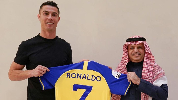 Cristiano Ronaldo Resmi Gabung Al Nassr, Digaji Berapa per Tahun?