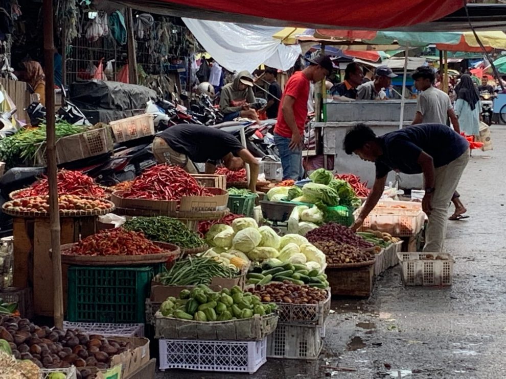 Sayur Dan Ayam Potong Naik Di Pasar Tradisional Leuwiliang