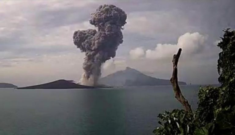 Waspada, Gunung Anak Krakatau Berstatus Siaga