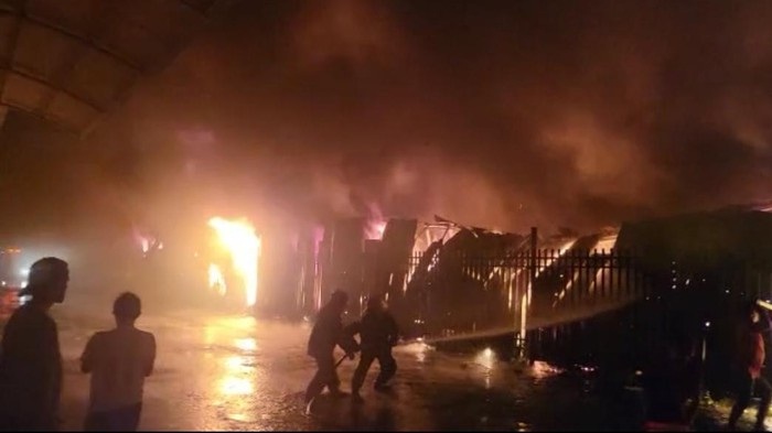 Kebakaran Pasar Sentral Makassar Mencekam, Hampir 1000 Kios Ludes