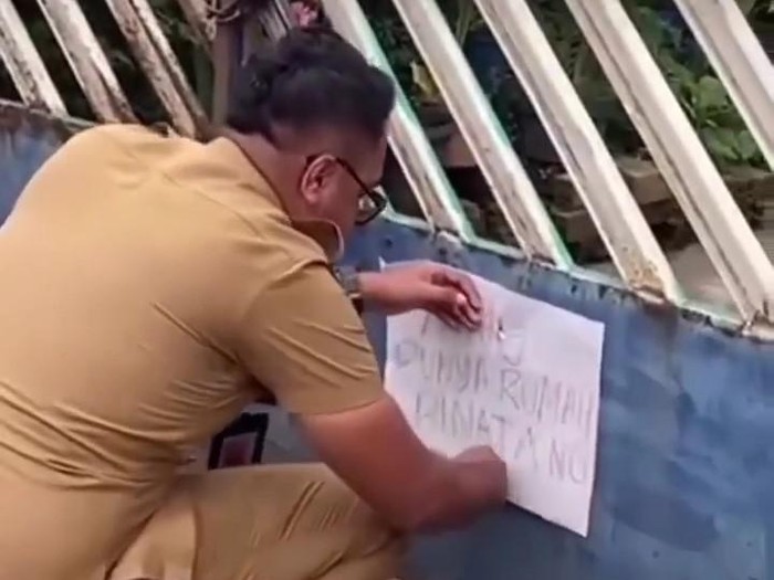 Viral Aksi Pria Berseragam ASN Tempelkan Tulisan “yang Punya Rumah Binatang”, Ini Alasannya