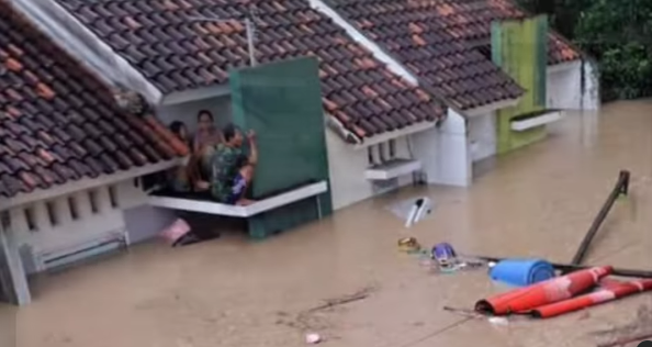 Banjir Semarang, Warga Ngungsi Sampai Atap Rumah