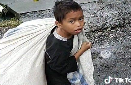 Viral Bocah Bawa Karung Besar sambil Nyeker, Banjir Doa
