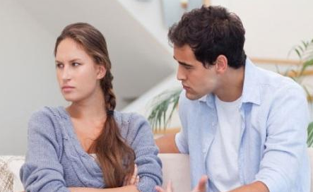 4 Cara Menghadapi Pasangan yang Tidak Peka, Jangan Memberikan Kode