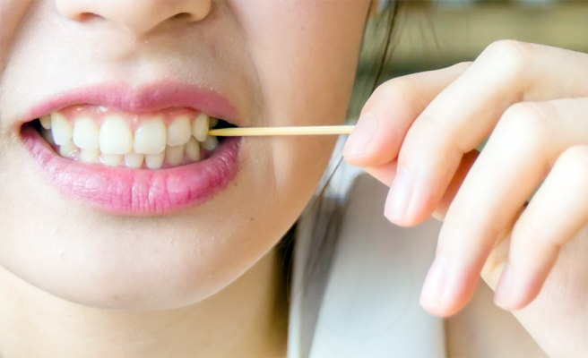 Jangan Sepelekan, Ini 5 Bahaya Menggunakan Tusuk Gigi