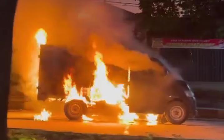 Mobil Terbakar di Depan Kodim 0621 Kabupaten Bogor