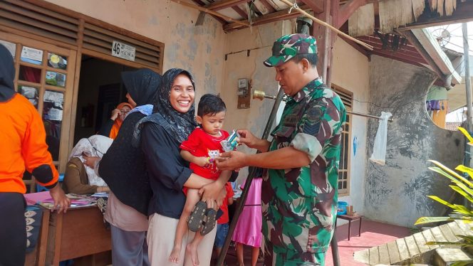 
 Serma Enan tengah melaksanakan Pemantauan Pelayanan Kesehatan Penimbangan Balita di Posyandu Ciremai, Kelurahan Bantarjati, pada Senin 9 Januari 2023. Foto : Istimewa/Bogordaily.net