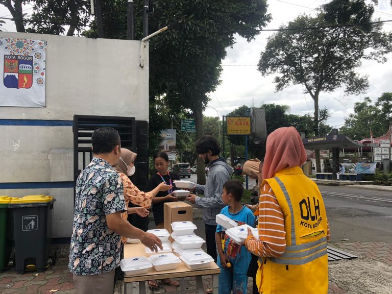 Jumat Berkah, Bank Kota Bogor Berikan Puluhan Nasi Kotak untuk Warga