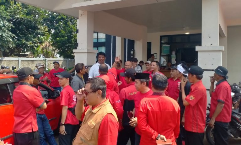 Bendera Partai Diduga Dicopot Kades, Puluhan Kader PDIP Ontrog Kantor Kecamatan Cibungbulang