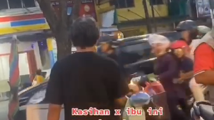 Viral, Seorang Pria Melakukan Aksi Premanisme di Pasar Kusuma Medan