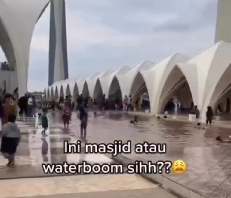 Viral Bocah Berenang di Kolam Masjid Raya Al Jabbar Bandung