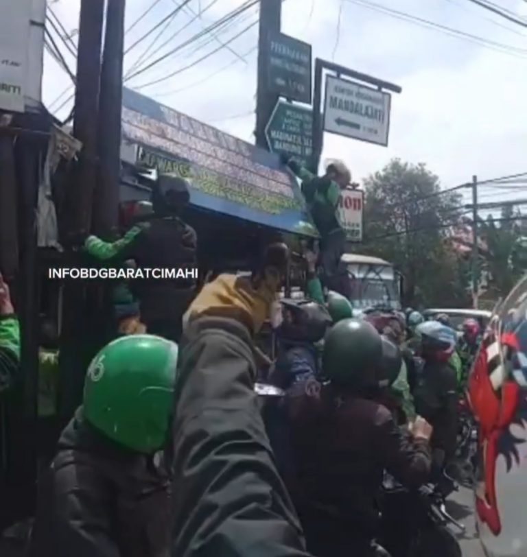Robek Spanduk Dilarang Masuk, Ojol Geruduk Ojek Pangkalan di Bandung