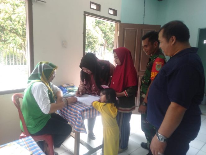 
 Serda Didik Wahyudi tengah melaksanakan Pemantauan Imunisasi Balita di Posyandu Sedap malam, Kelurahan Lawanggintung, pada Selasa, 3 Januari 2023. (Istimewa/Bogordaily.net)