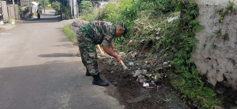 Babinsa Kelurahan Ciwaringin Semangat Angkut Sampah di Pinggir Jalan