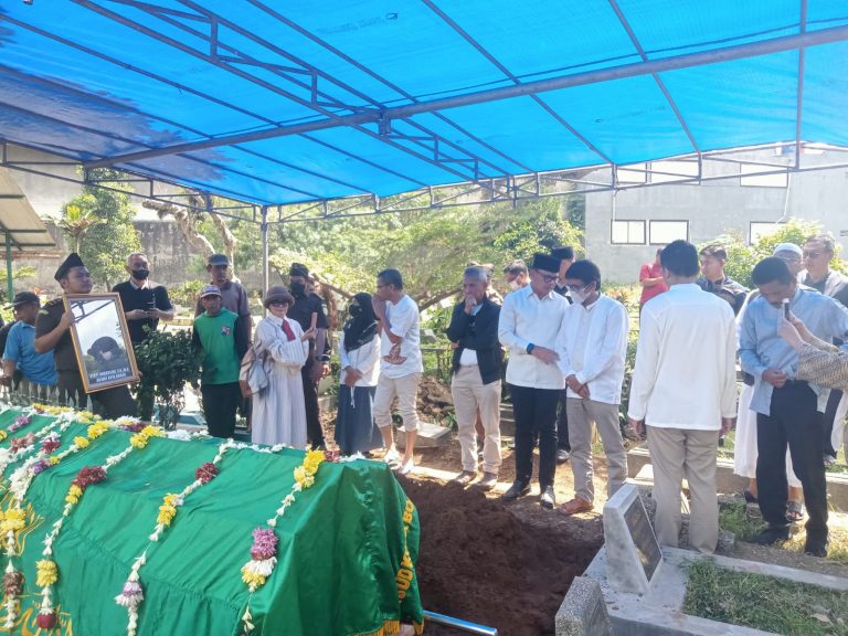 Turut Berduka Cita, Babinsa Kelurahan Empang Hadiri Pemakaman Kepala Kejari Kota Bogor