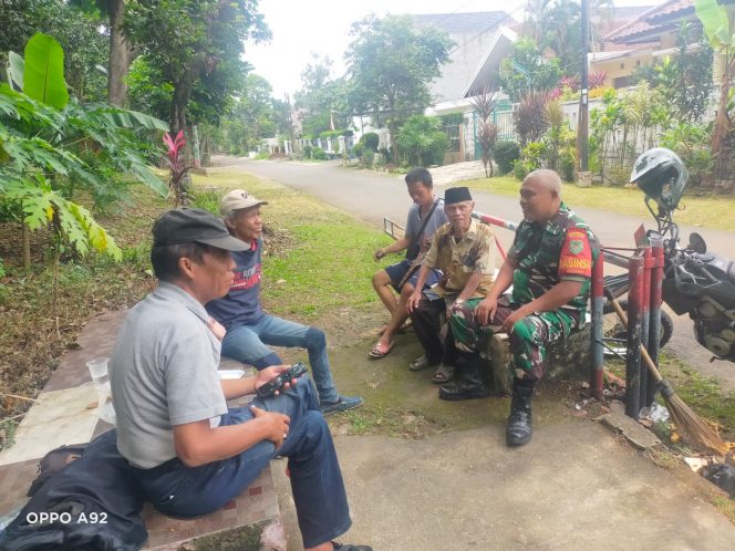 
 Babinsa Kelurahan Tanah Sareal melakukan sosialisasi bersama warga dan Ketua RW. 02 terkait masalah keamanan lingkungan. (Istimewa/Bogordaily.net)