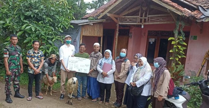 
 Babinsa Kelurahan Rancamaya Koptu Reddy Firmansyah memonitoring penyerahan puluhan kambing dari Kementrian Ketahanan Pangan. (Istimewa/Bogordaily.net)