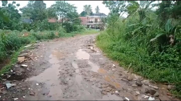 Dikeluhkan Warga, Jalan Rusak dan Licin di Cijujung Bukan Jalan Desa