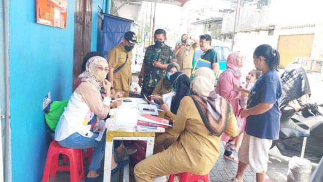 
 Babinsa Kelurahan Babakan Pasar memberikan pendampingan pelayanan Posyandu Wijayakusumah. (Istimewa/Bogordaily.net)