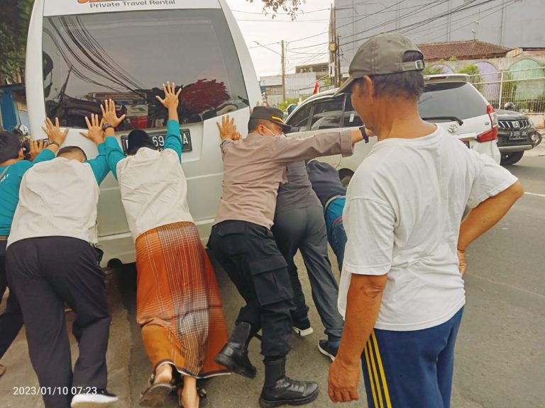 Gercep! Anggota Polsek Bogor Selatan Dorong Mobil Mogok