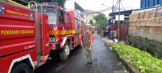 
 Babisna Kelurahan Sukasari bantu evakuasi korban dari insiden kebakaran yang terjadi di Kelurahan Sukasari, Kecamatan Bogor Timur, Kota Bogor. (Istimewa/Bogordaily.net)