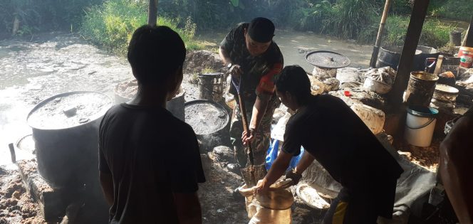 
 Sertu Jayadi Hendrawan tengah Berkordinasi dengan Warga di Kelurahan Kayumanis, pada Selasa 10 Januari 2023. (Istimewa/Bogordaily.net)