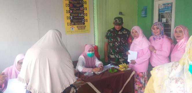 
 Koptu Riki Rusdiana tengah Memantau Pelayanan Kesehatan dan Penimbangan Balita di Posyandu Kelurahan Cibadak, pada Selasa 10 Januari 2023. (Istimewa/Bogordaily.net)