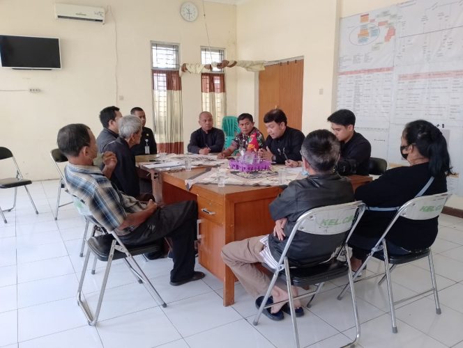 
 Babinsa Kelurahan Cibuluh memberikan pengawasan dalam  rapat mediasi terkait tanah hibah. (Istimewa/Bogordaily.net)