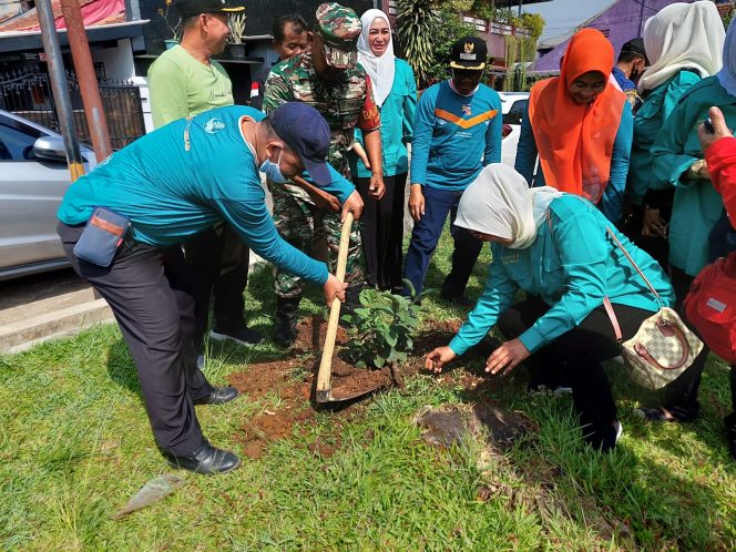 
 Serma Ahmad Nuh Rowi melakukan monitoring penanaman pohon hijau bersama komunitas Bogor Hejo. (Istimewa/Bogordaily.net)