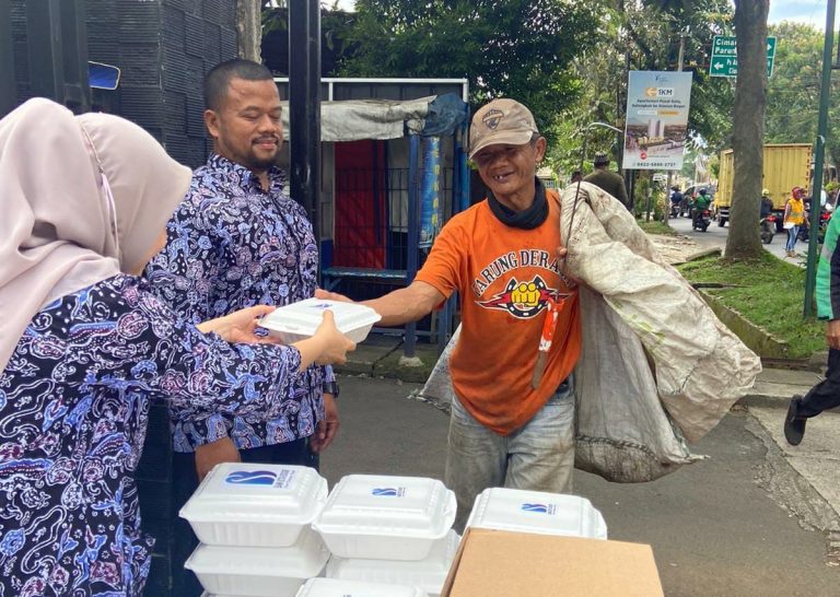 Rutin Adakan ‘Jumat Berkah’, Bank Kota Bogor Bagikan Nasi Kotak 