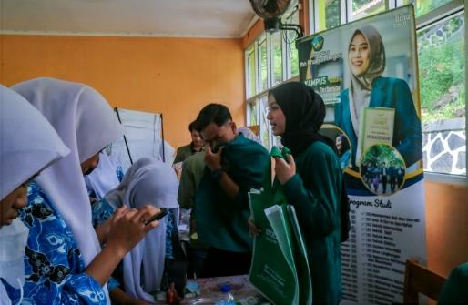Ikuti Edufair di SMAN 1 Ciampea, UIKA Bogor Gelar Pameran Career Days