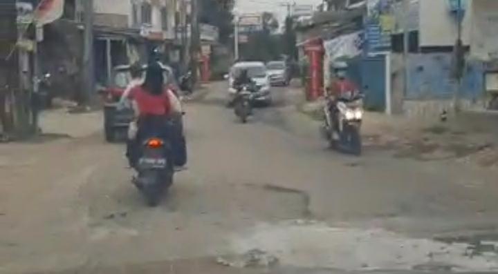 Achmad Fathoni Soroti Kerusakan Jalan Raya Cikeas-Bojongnangka