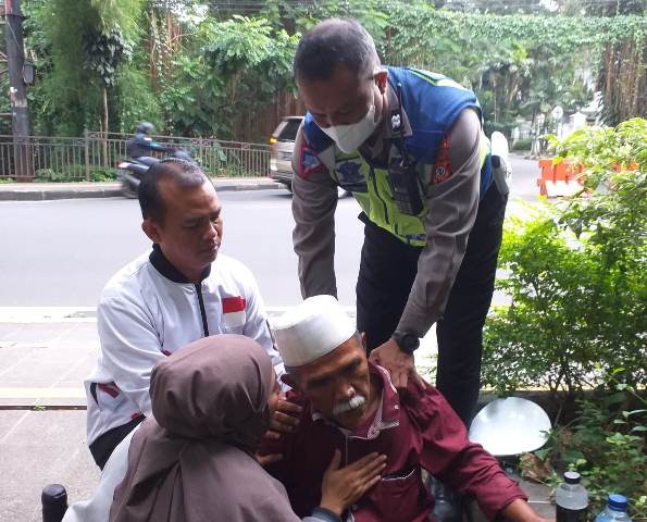 Polisi Penolong: Aiptu Sukardi dan Aipda Suwondo Bantu Warga yang Terjatuh di Trotoar