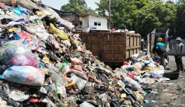 Bandung Darurat Sampah, Menggunung hingga Berserakan ke Bahu Jalan