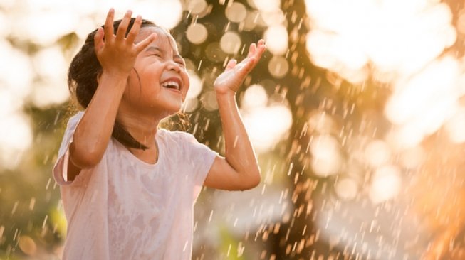 Disukai Si Kecil, Ini Manfaat Mandi Hujan Bagi Anak