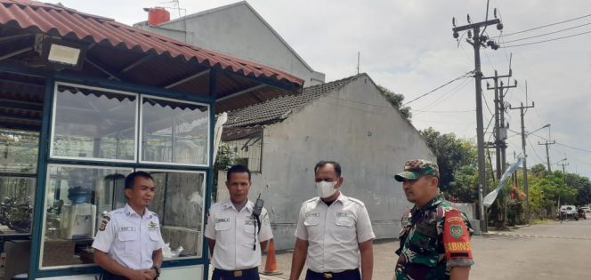 
 Babinsa Kelurahan Kayumanis, Sertu Jayadi Hendrawan melakukan monitoring dalam penanganan keamanan wilayah di Yayasan SMA Ummul Quro. (Istimewa/Bogordaily.net)