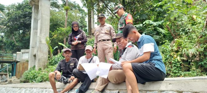 
 Babinsa Pantau Sosialiasi Pembangunan Turap di Kelurahan Panaragan